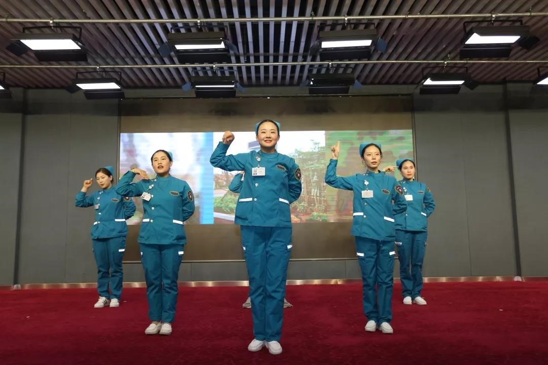 手语歌曲《爱在心中》